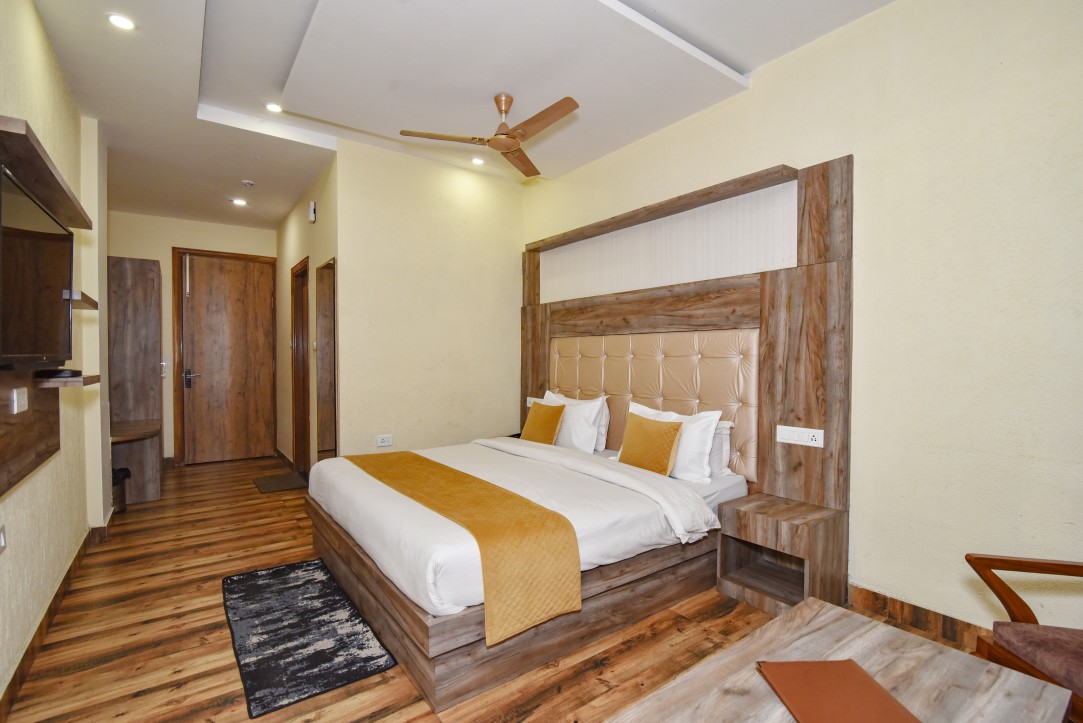 Deluxe Room with mountain views — Hotel Mist Wood Dalhousie