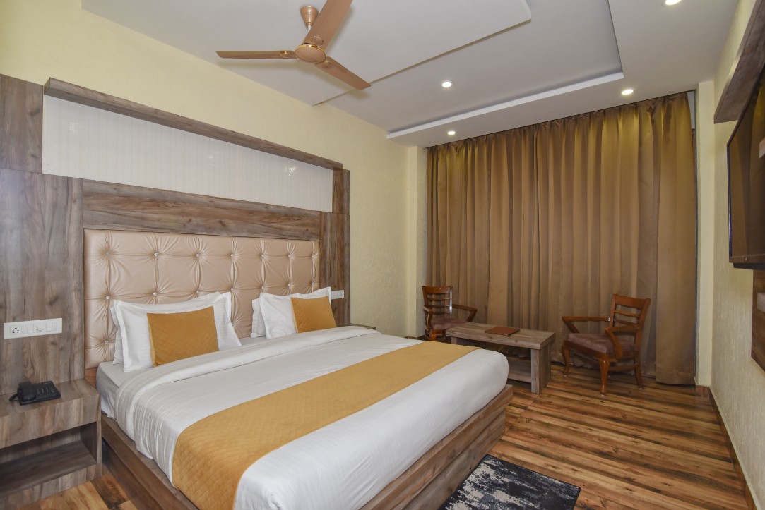 Deluxe Room with mountain views — Hotel Mist Wood Dalhousie