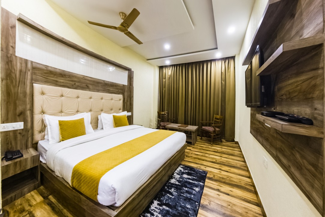 Deluxe Room with mountain views — Hotel Mist Wood Dalhousie