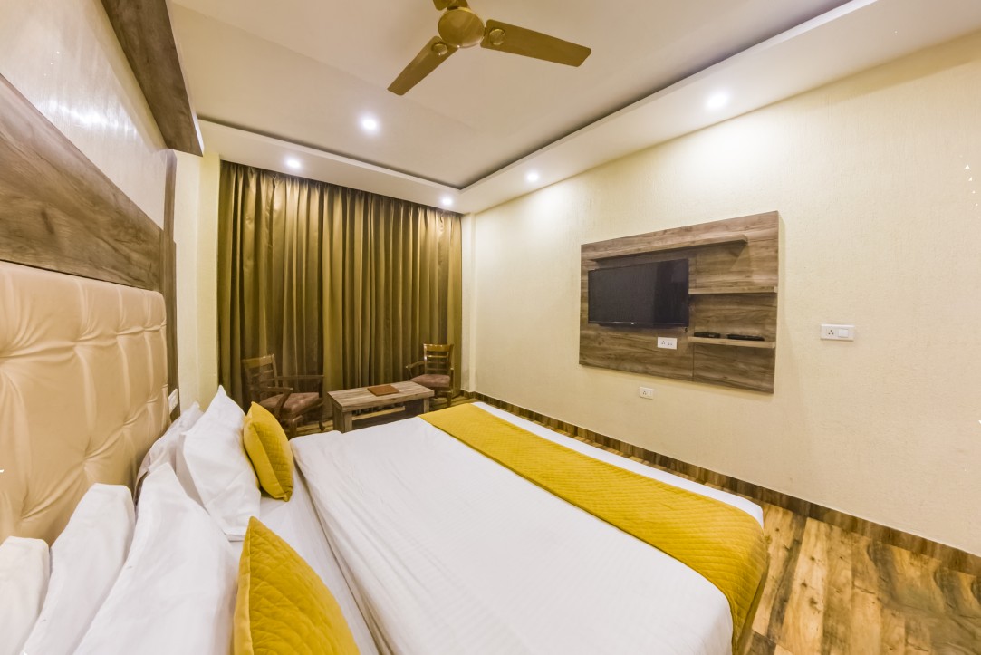Deluxe Room interior — Hotel Mist Wood