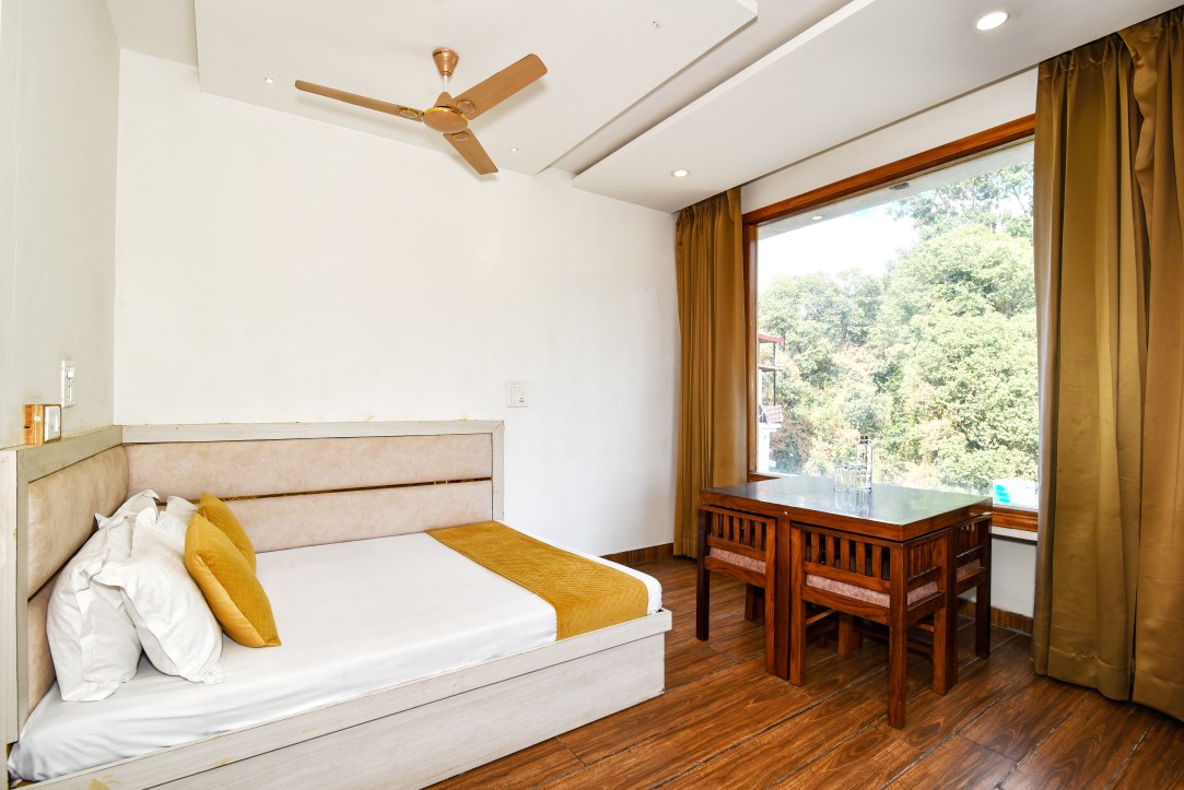 Family Suite living area — Hotel Mist Wood Dalhousie