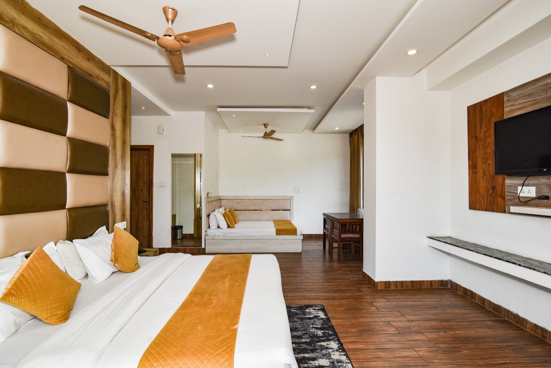 Family Suite living area — Hotel Mist Wood Dalhousie