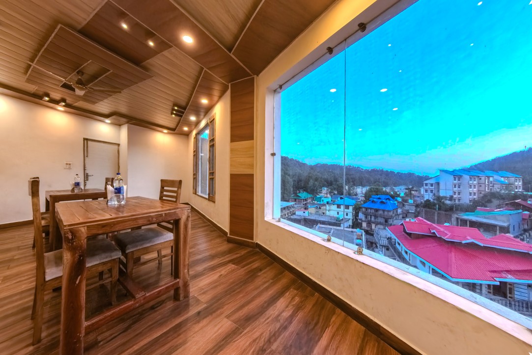 Multi-cuisine restaurant at Hotel Mist Wood with mountain views