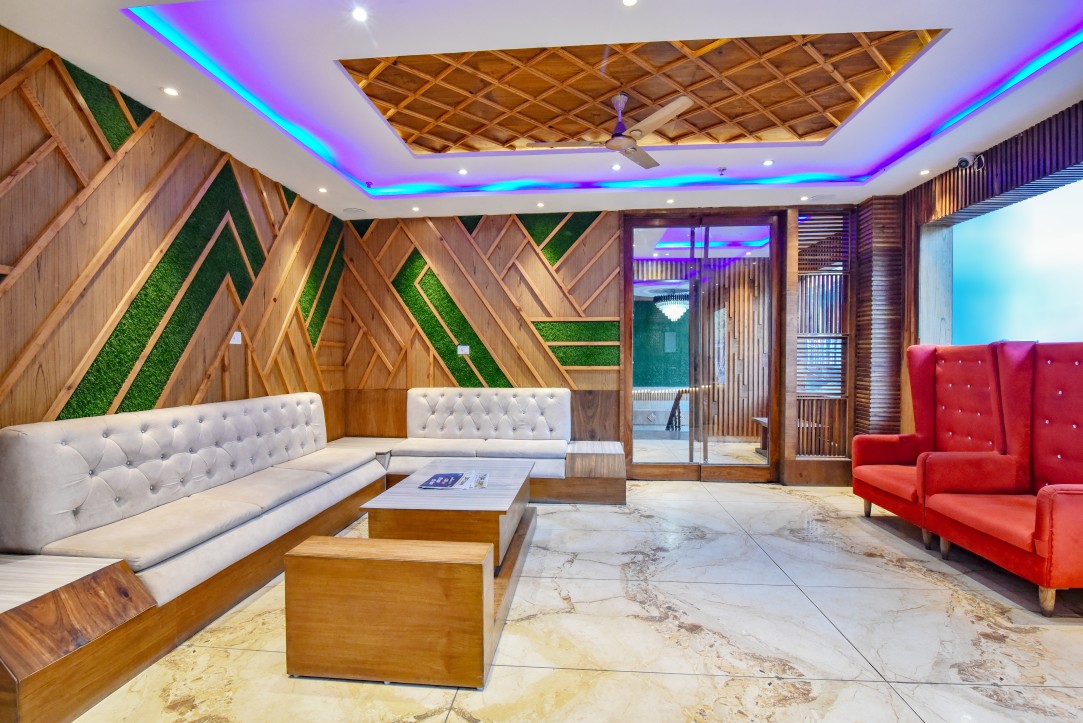 Hotel Mistwood reception area
